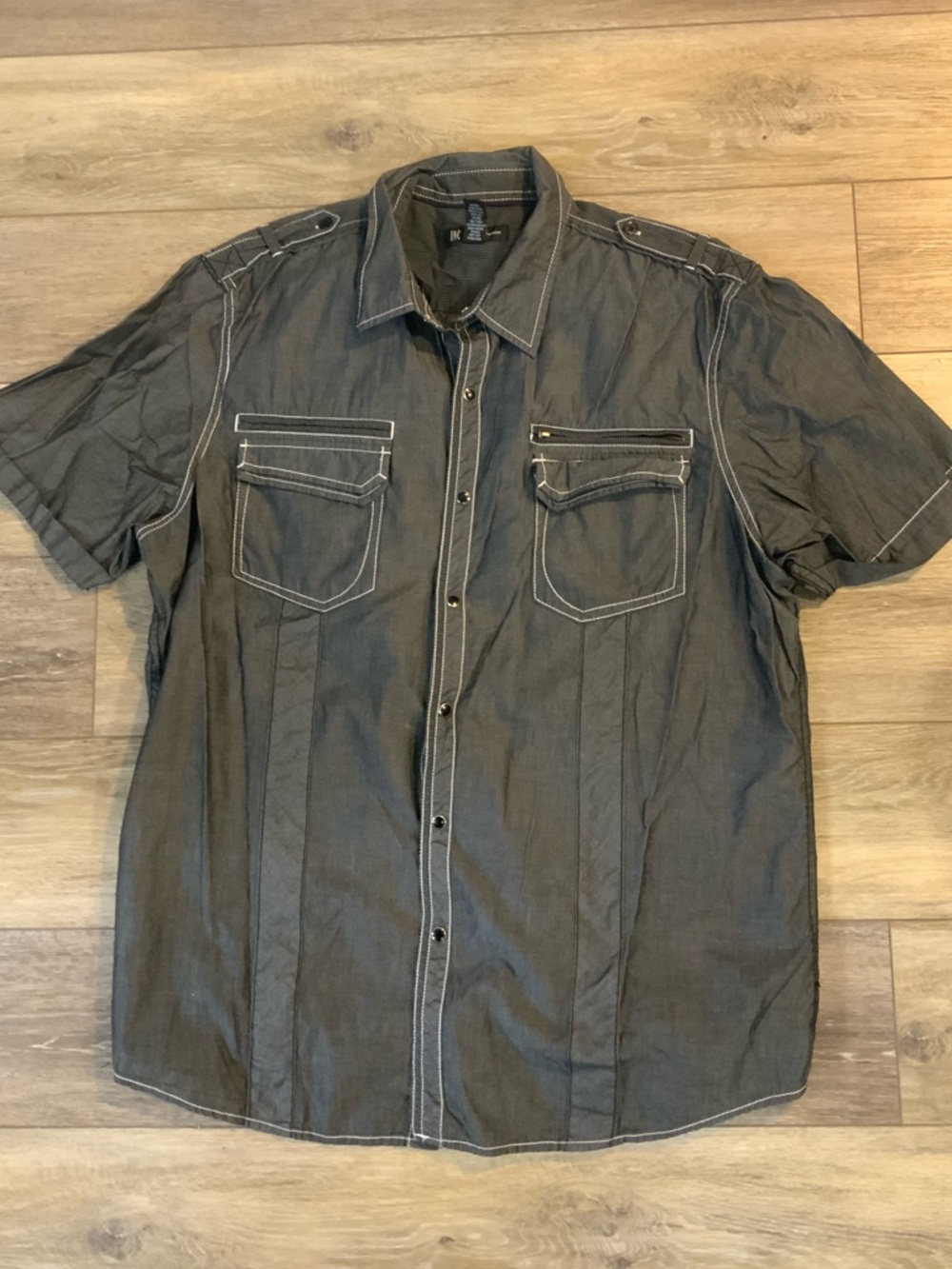 Men's Short Sleeve Contrast-Stitch Button-Up Shirt - Gray